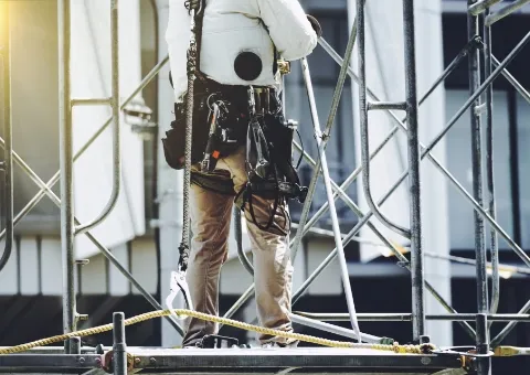 作業員が作業をする様子